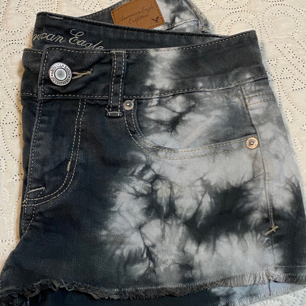 American Eagle Black/White Tie Dye Stretch Cut Off Shorts Low Rise Sz 2 EUC